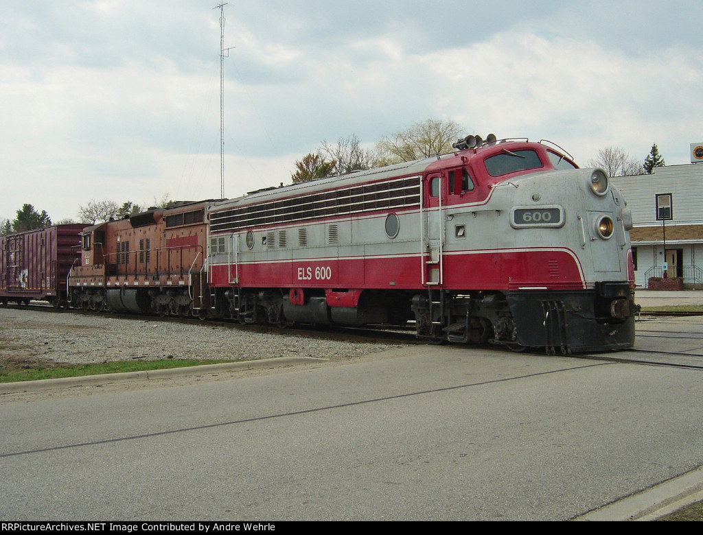 ELS 600 pauses on the Hall Avenue crossing